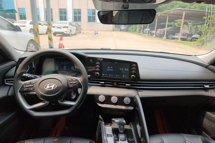 Used Hyundai Elantra 2023 1.5L CVT GLS Leading Edition Center Console