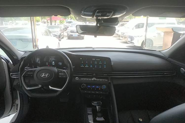 Used Hyundai Elantra 2023 1.5L CVT LUX Prestige Edition Center Console