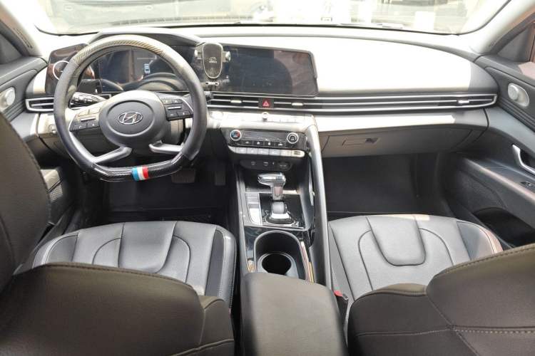 Used Hyundai Elantra 2023 1.5L CVT LUX Prestige Edition Center Console