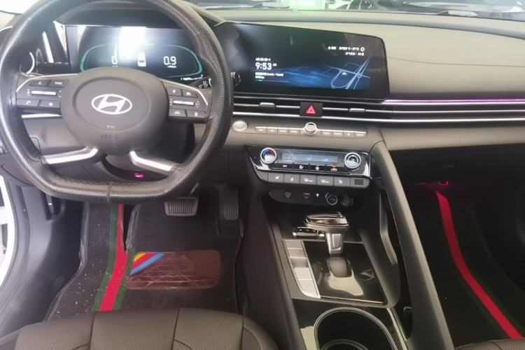 Used Hyundai Elantra 2023 1.5L CVT LUX Prestige Edition Center Console