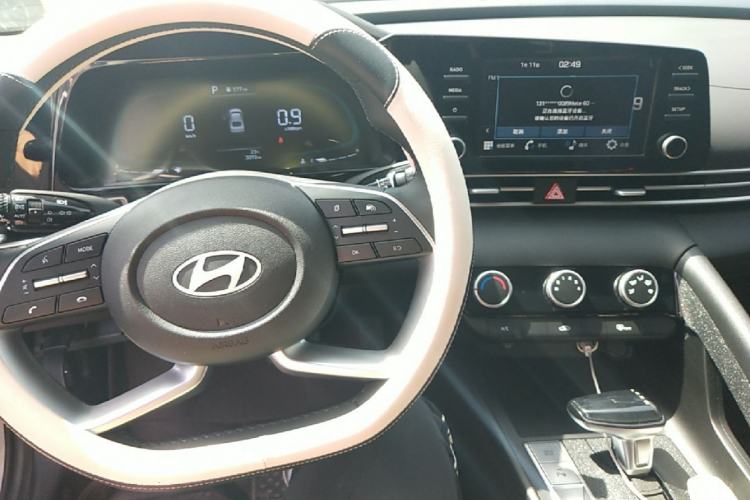 Used Hyundai Elantra 2023 1.5L CVT GLX Elite Edition Center Console