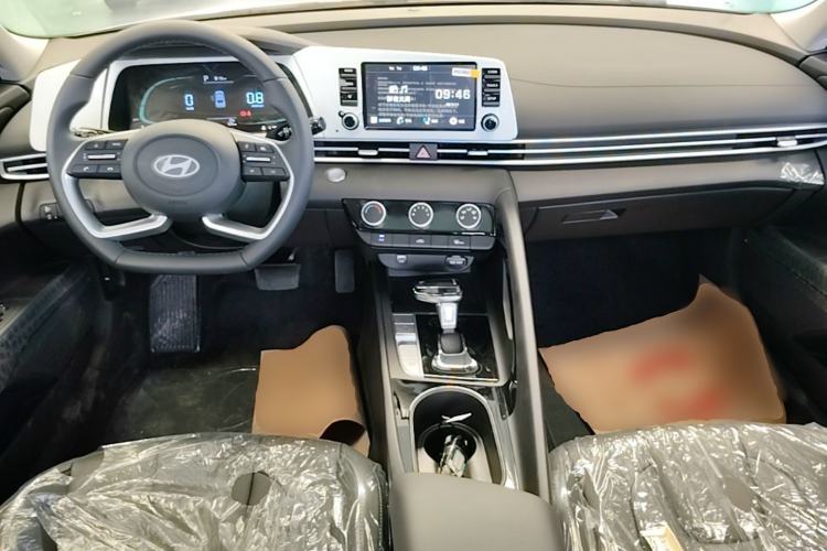 Used Hyundai Elantra 2023 1.5L CVT GLX Elite Edition Center Console