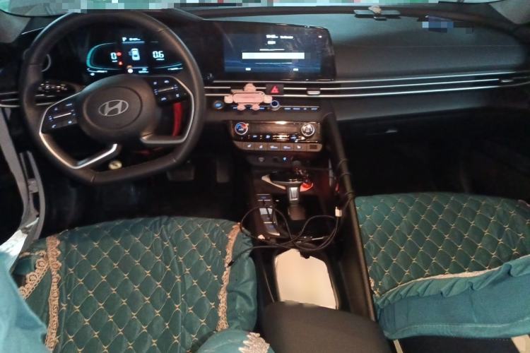 Used Hyundai Elantra 2023 1.5L CVT LUX Prestige Edition Center Console