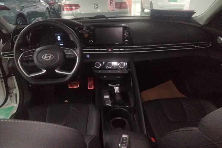 Used Hyundai Elantra 2023 1.5L CVT GLX Elite Edition Center Console