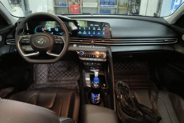 Used Hyundai Elantra 2023 1.5L CVT LUX Prestige Edition Center Console