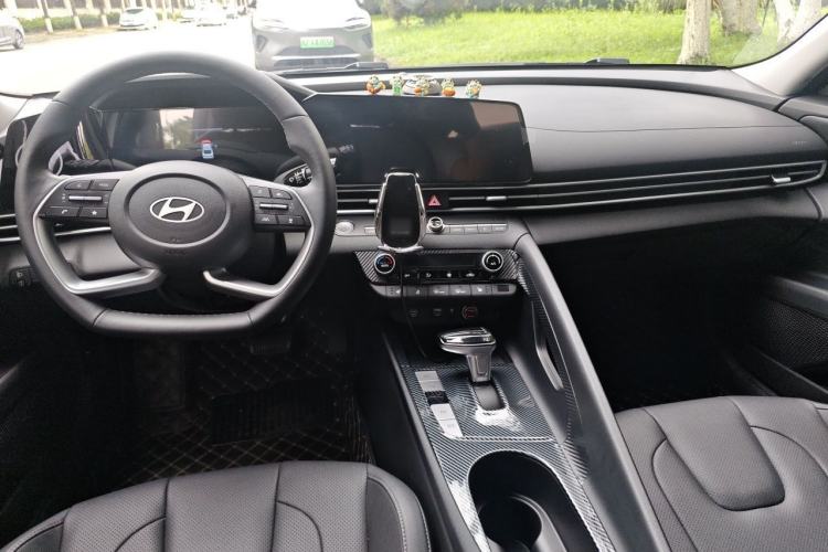 Used Hyundai Elantra 2023 1.5L CVT LUX Prestige Edition Center Console