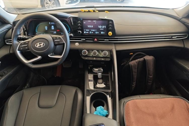 Used Hyundai Elantra 2023 1.5L CVT GLX Elite Edition Center Console