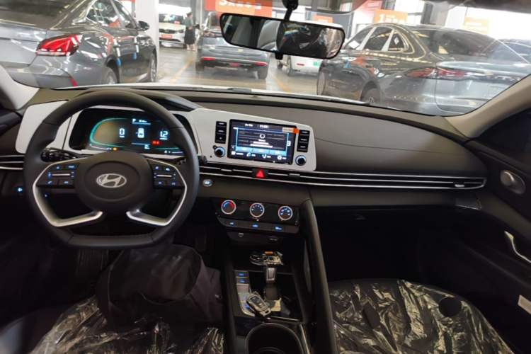 Used Hyundai Elantra 2023 1.5L CVT GLX Elite Edition Center Console