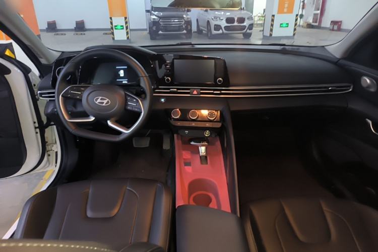 Used Hyundai Elantra 2023 1.5L CVT GLX Elite Edition Center Console