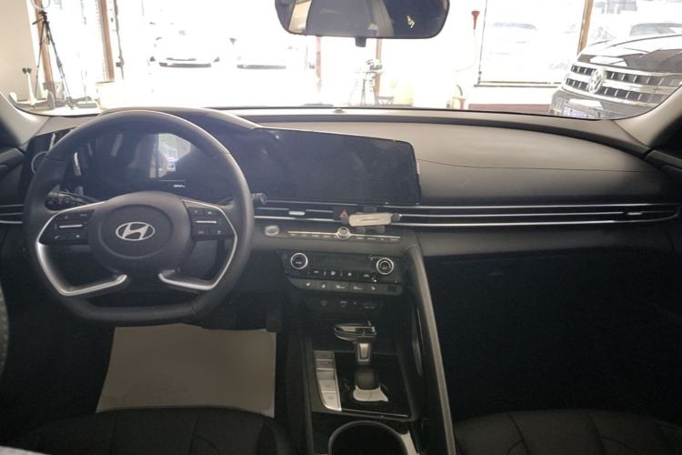 Used Hyundai Elantra 2023 1.5L CVT LUX Prestige Edition Center Console