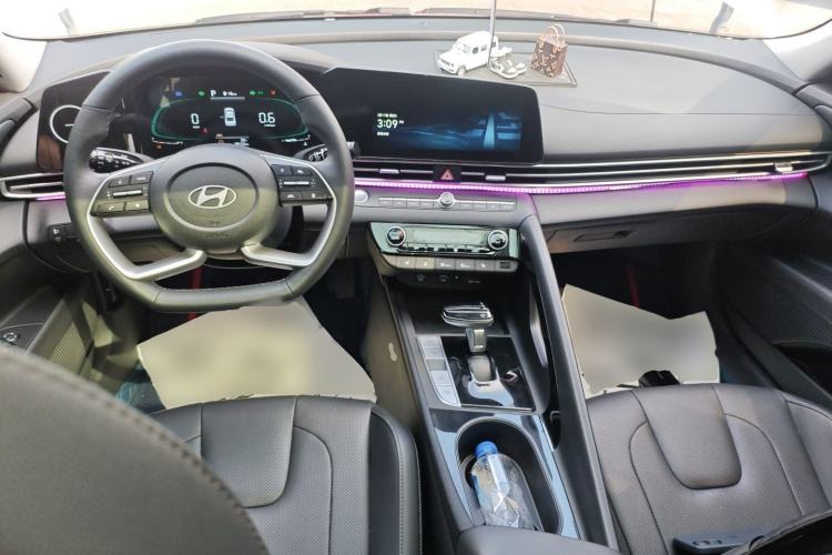 Used Hyundai Elantra 2023 1.5L CVT LUX Prestige Edition Center Console