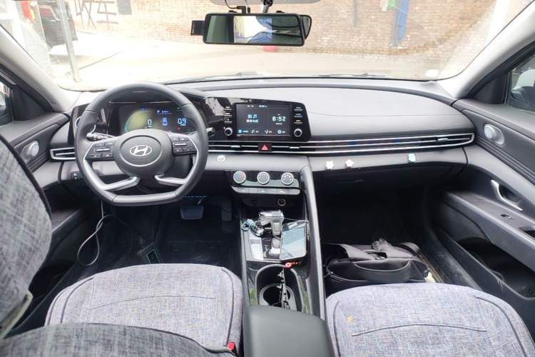 Used Hyundai Elantra 2023 1.5L CVT GLX Elite Edition Center Console