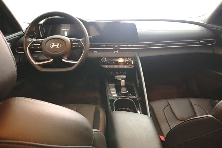 Used Hyundai Elantra 2023 1.5L CVT LUX Prestige Edition Center Console