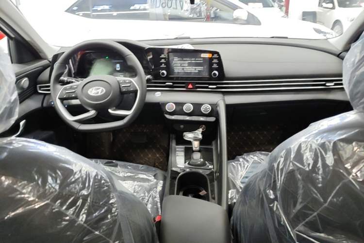 Used Hyundai Elantra 2023 1.5L CVT GLX Elite Edition Center Console