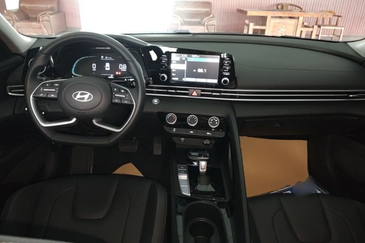 Used Hyundai Elantra 2023 1.5L CVT GLX Elite Edition Center Console