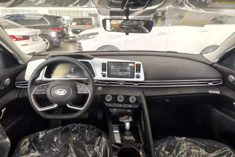 Used Hyundai Elantra 2023 1.5L CVT GLX Elite Edition Center Console
