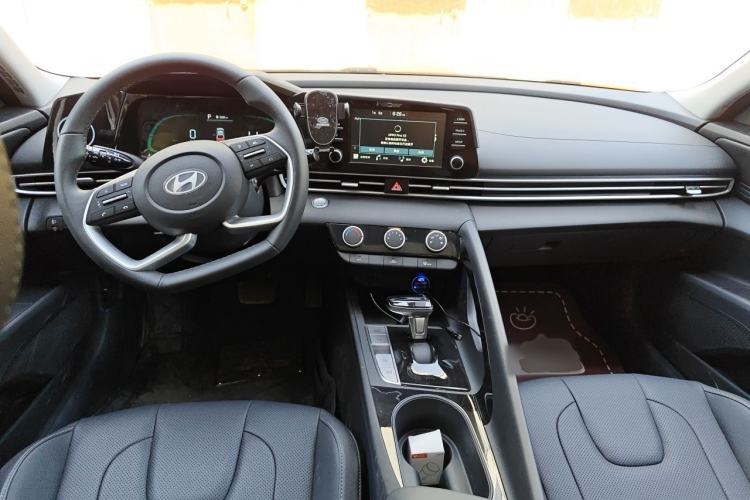 Used Hyundai Elantra 2023 1.5L CVT GLX Elite Edition Center Console