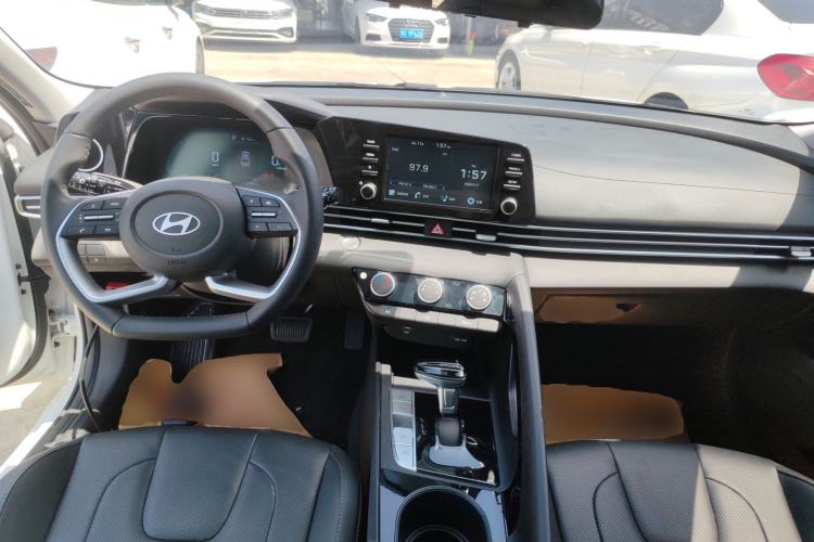 Used Hyundai Elantra 2023 1.5L CVT GLX Elite Edition Center Console
