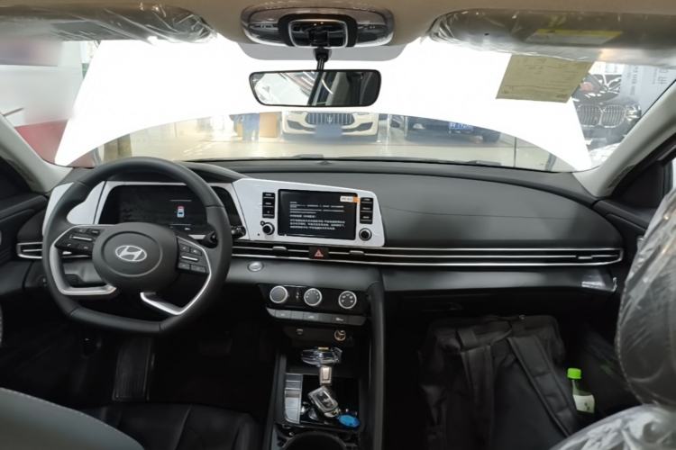 Used Hyundai Elantra 2023 1.5L CVT GLX Elite Edition Center Console