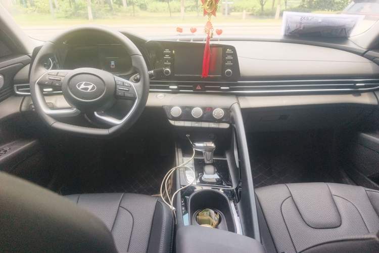 Used Hyundai Elantra 2023 1.5L CVT GLX Elite Edition Center Console