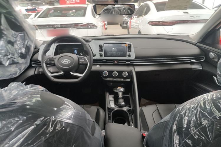 Used Hyundai Elantra 2023 1.5L CVT GLX Elite Edition Center Console