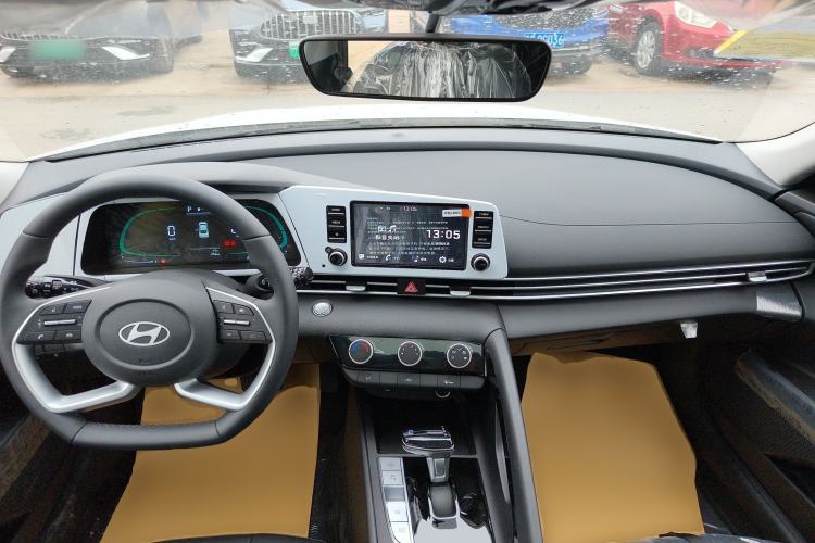 Used Hyundai Elantra 2023 1.5L CVT GLX Elite Edition Center Console