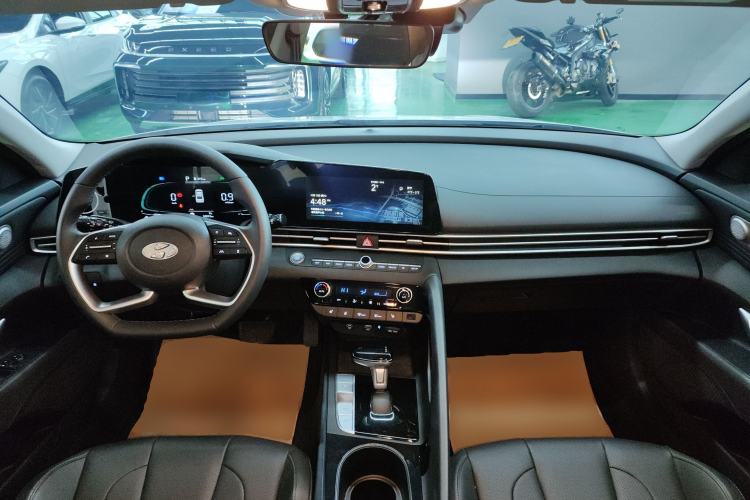 Used Hyundai Elantra 2023 1.5L CVT LUX Prestige Edition Center Console