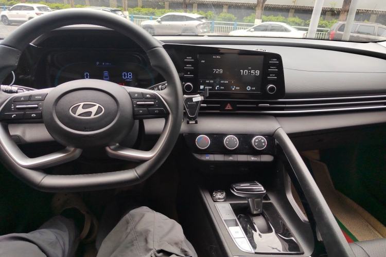 Used Hyundai Elantra 2023 1.5L CVT GLX Elite Edition Center Console