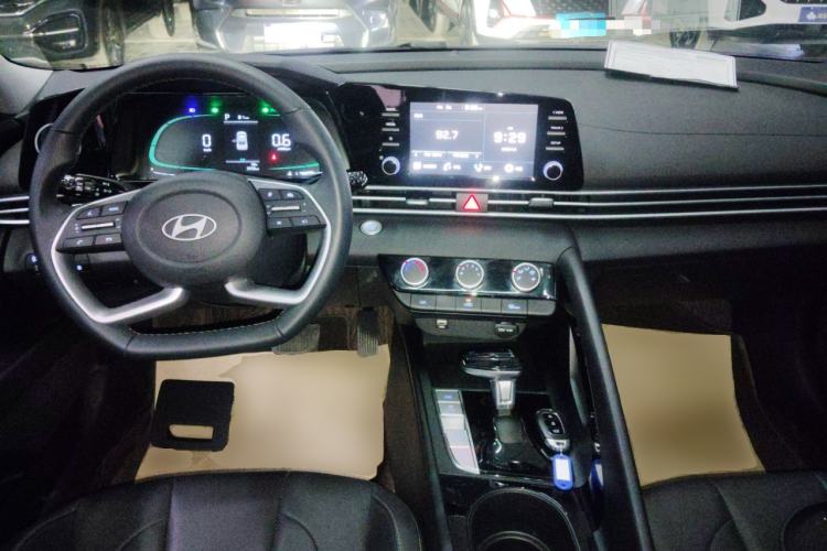 Used Hyundai Elantra 2023 1.5L CVT GLX Elite Edition Center Console