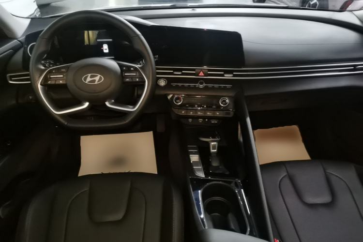 Used Hyundai Elantra 2023 1.5L CVT LUX Prestige Edition Center Console
