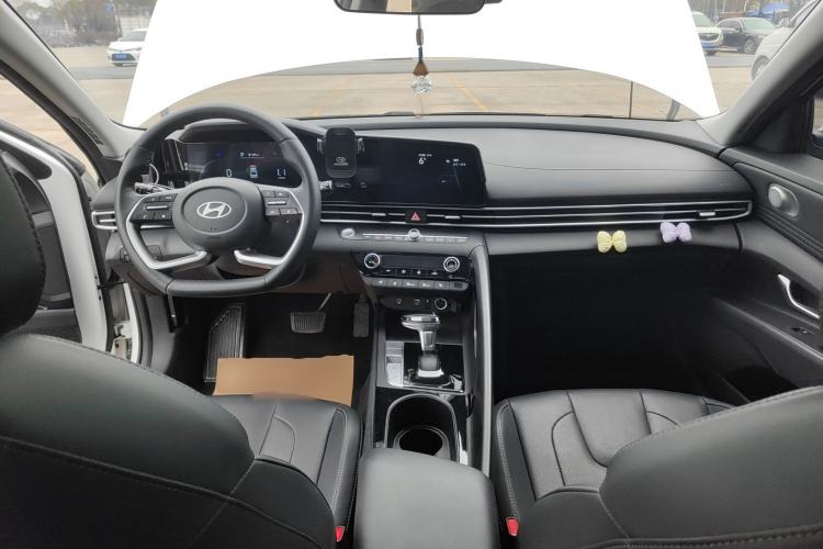Used Hyundai Elantra 2023 1.5L CVT LUX Prestige Edition Center Console