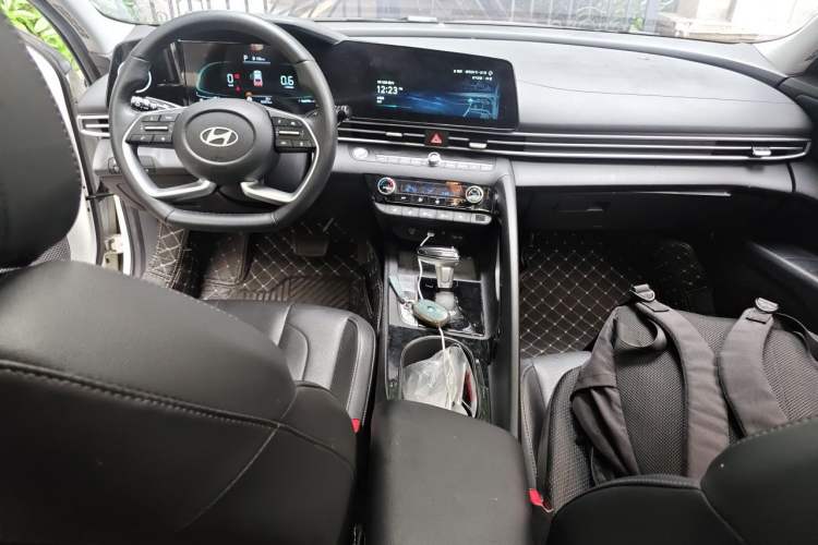 Used Hyundai Elantra 2023 1.5L CVT LUX Prestige Edition Center Console