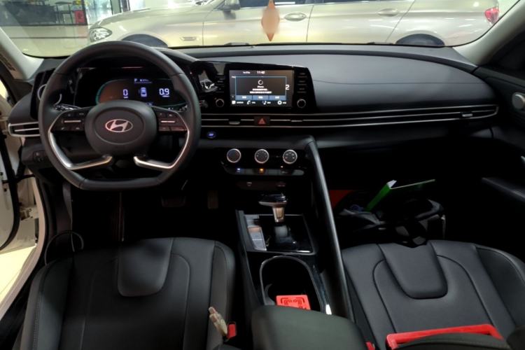 Used Hyundai Elantra 2023 1.5L CVT GLX Elite Edition Center Console