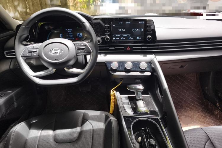 Used Hyundai Elantra 2023 1.5L CVT GLX Elite Edition Center Console