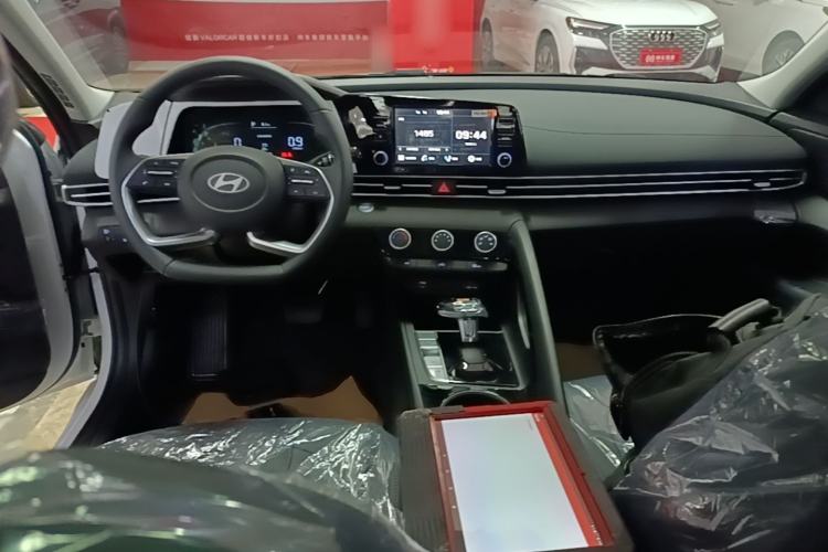 Used Hyundai Elantra 2023 1.5L CVT GLX Elite Edition Center Console