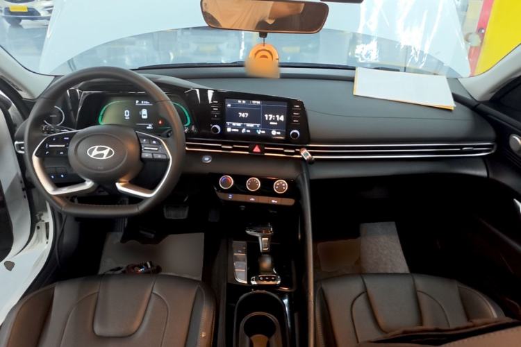 Used Hyundai Elantra 2023 1.5L CVT GLX Elite Edition Center Console