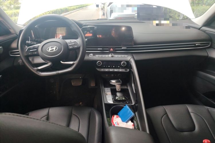 Used Hyundai Elantra 2023 1.5L CVT LUX Prestige Edition Center Console