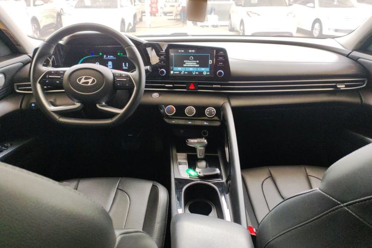 Used Hyundai Elantra 2023 1.5L CVT GLX Elite Edition Center Console