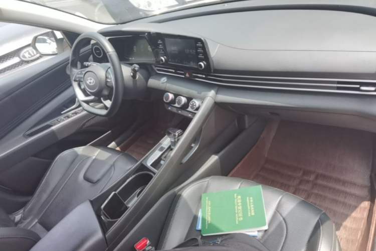 Used Hyundai Elantra 2023 1.5L CVT GLX Elite Edition Center Console