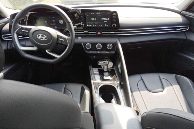 Used Hyundai Elantra 2023 1.5L CVT GLX Elite Edition Center Console