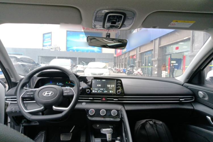 Used Hyundai Elantra 2023 1.5L CVT GLX Elite Edition Center Console