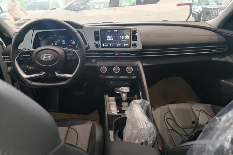 Used Hyundai Elantra 2023 1.5L CVT GLX Elite Edition Center Console