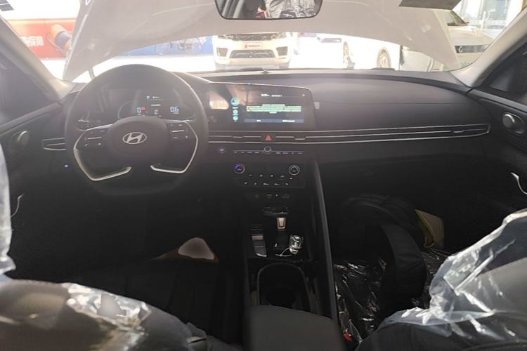 Used Hyundai Elantra 2023 1.5L CVT LUX Prestige Edition Center Console