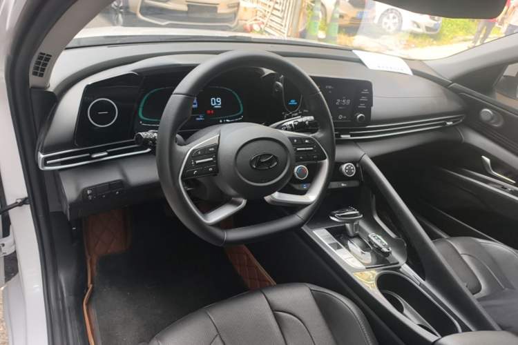 Used Hyundai Elantra 2023 1.5L CVT GLX Elite Edition Center Console