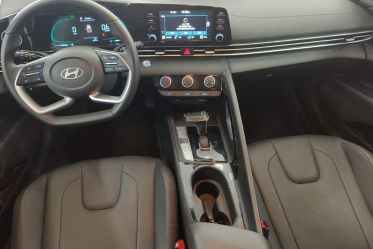 Used Hyundai Elantra 2023 1.5L CVT GLX Elite Edition Center Console