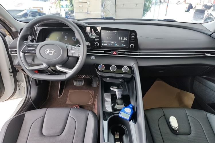 Used Hyundai Elantra 2023 1.5L CVT GLX Elite Edition Center Console
