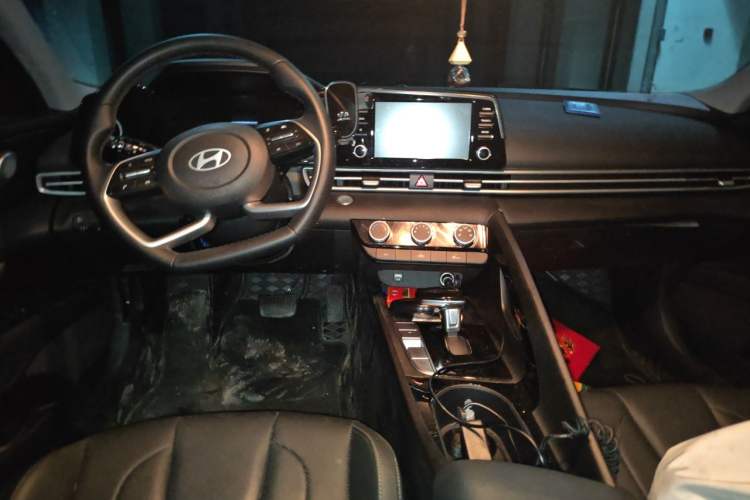 Used Hyundai Elantra 2023 1.5L CVT GLX Elite Edition Center Console
