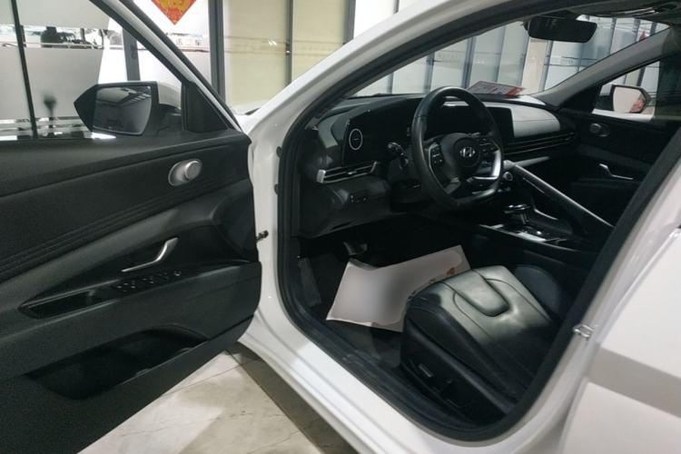 Used Hyundai Elantra 2023 1.5L CVT LUX Prestige Edition Driver Seat