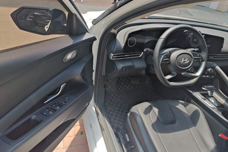 Used Hyundai Elantra 2023 1.5L CVT LUX Prestige Edition Driver Seat