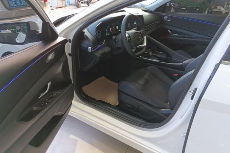 Used Hyundai Elantra 2023 1.5L CVT LUX Prestige Edition Driver Seat